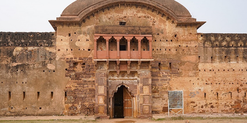One of the places near Mukundpur zoo is the majestic Rewa Fort on a hill overlooking the city.