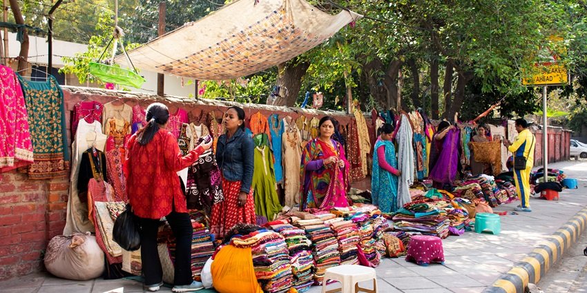 Ring Road Textile Market is Surat's biggest textile hub, offering a variety of wholesale fabrics