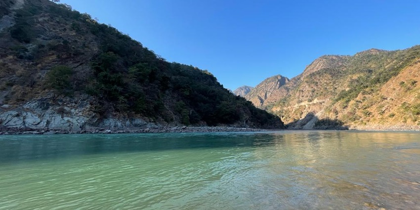 A picture of the holy river Ganges flowing through the hills of Rishikesh, Uttarakhand