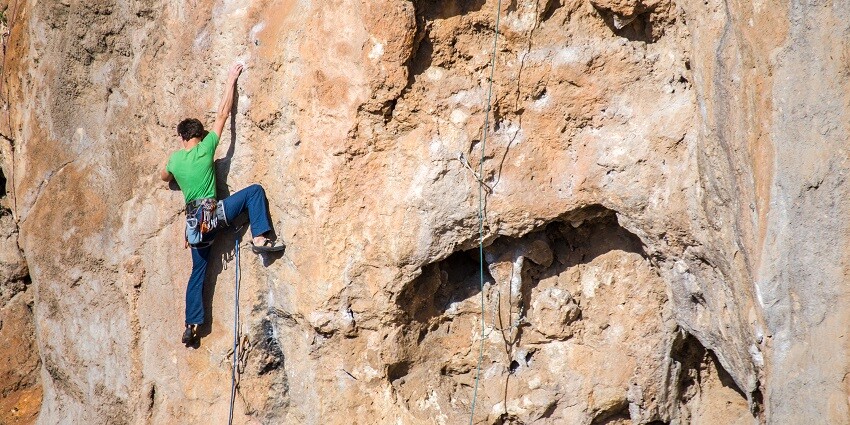 Adventure sports in Jaipur consist of Rock climbers tackle rugged Jaipur terrains with stunning Aravalli views