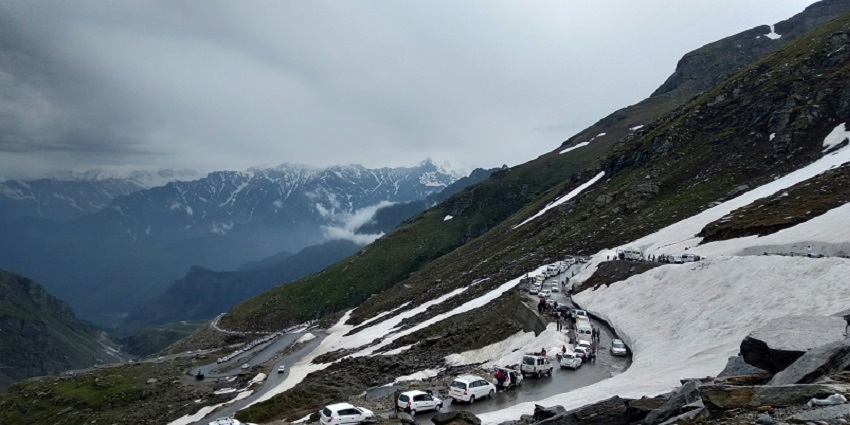 A view of Rohtang Pass covered in snow, one of the top spots for paragliding in Manali.