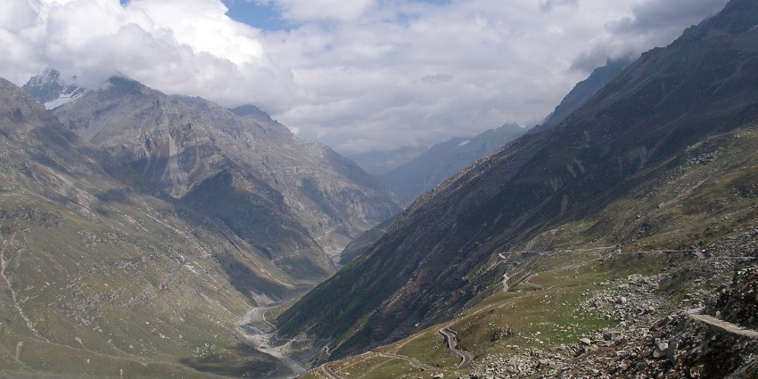 Scenic view of the steep and verdant landscapes of kullu valley at Rohtang pass amidst the Himalayas