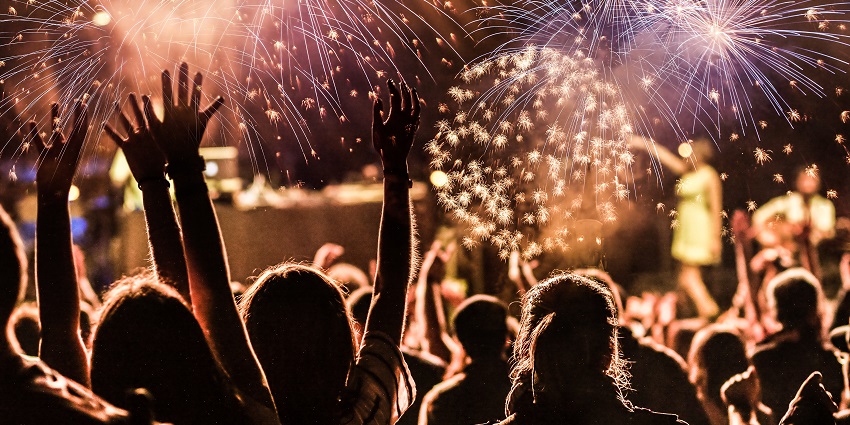 Fort Rajwada hosts vibrant rooftop parties with sunset views, music, and performances.