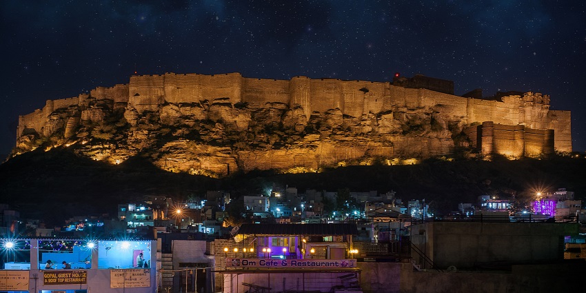 A simple view of Rooftop Restaurants, one of the best places to visit Jodhpur in night.