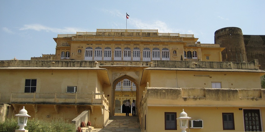 A front view of the Roopangarh Fort that offers Rajasthani delicacies and performances.