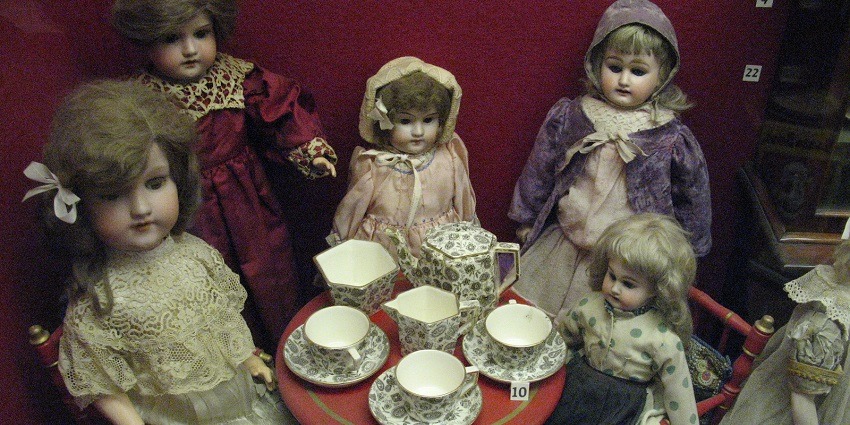 The museum features a collection of dolls.
