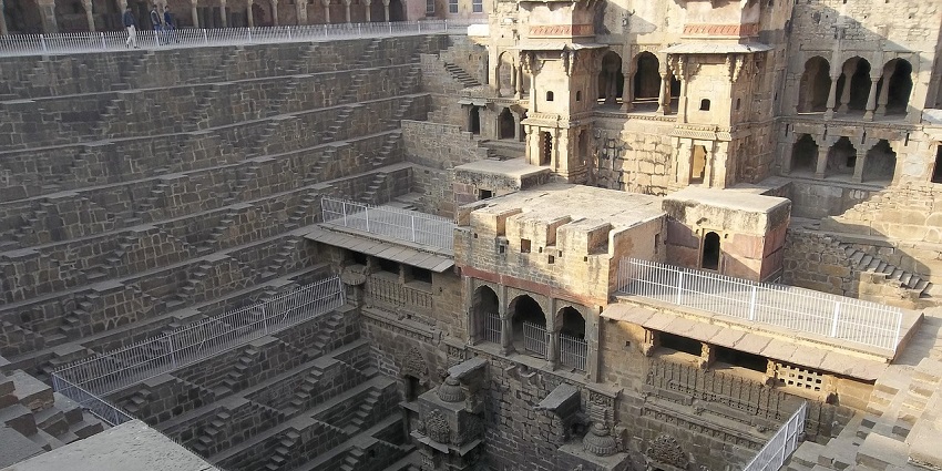 A stepped-well structure comprising many floors and pillars with the water body at centre