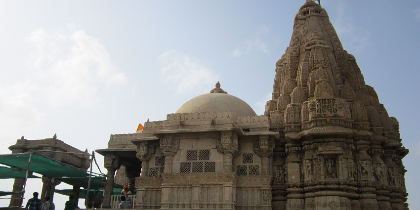A beautiful view of the outer court of Rukmini Devi Dwarka Temple, a pilgrimage site.