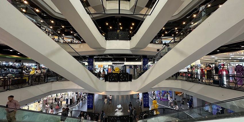 Sleek SG Mall highlights its contemporary design and shopping environment.