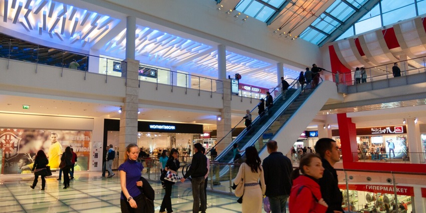 The SMC Mega Mall, one of the largest shopping malls in Surat, has an interior which displays fashion, electronics, and dining.