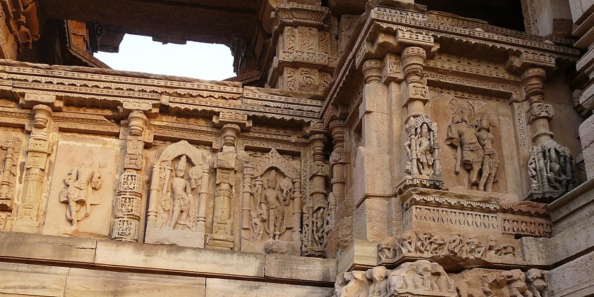 A detailed view of the intricate carvings on the walls of the Saas-Bahu Temple in Gwalior.