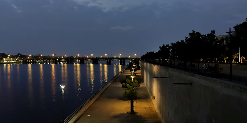 Panoramic evening view from the idyllic Sabarmati Riverfront—A perfect spot for picnic in Ahmedabad
