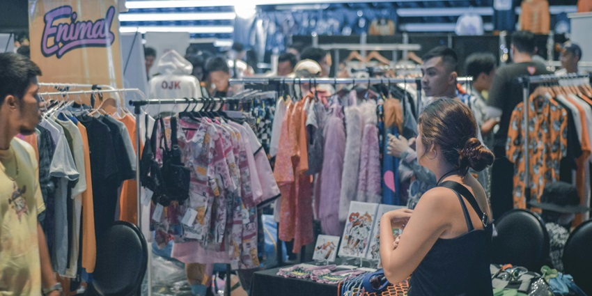 An image of Sadar Bazaar with shoppers finding fashionable clothing at low prices.