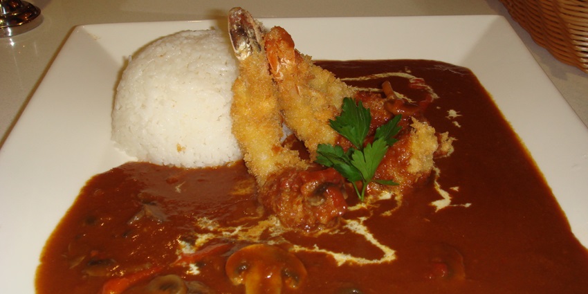 Seafood dishes like fish fry and prawn curry at Sagar Darshan Restaurant offer sea views