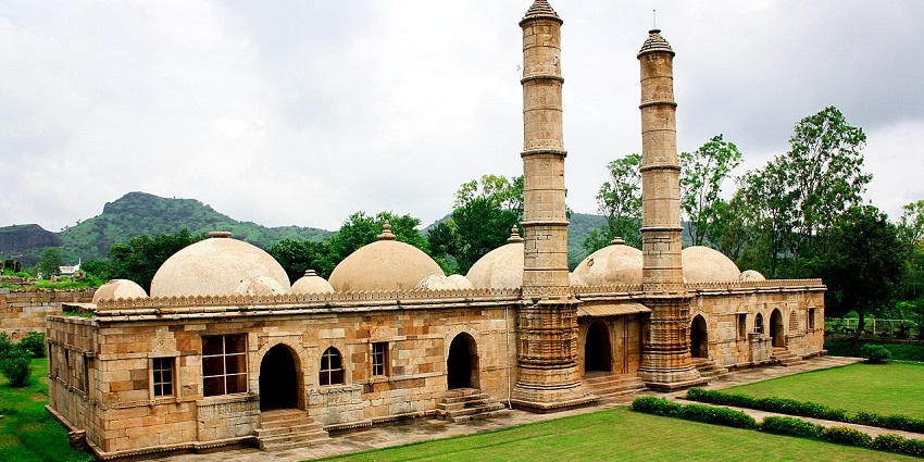 Sahar ki Masjid is a historical and religious place featuring ancient architecture.