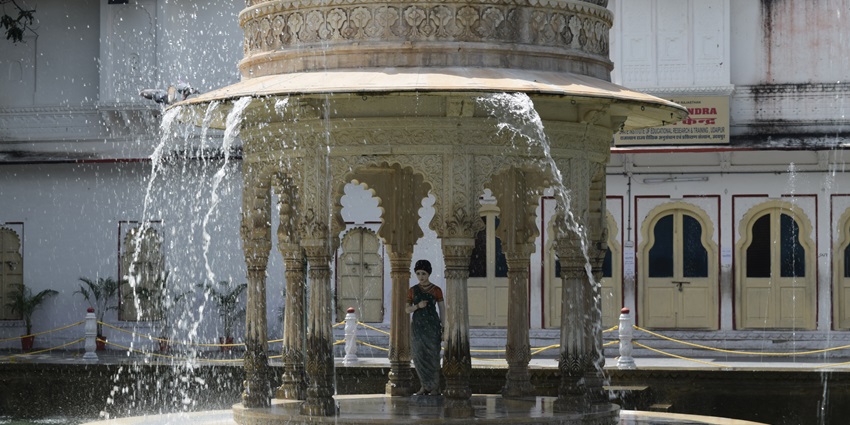 The courtyard of Sahelion Ki Bari, a tourist attraction near Bagore Ki Haveli Museum.