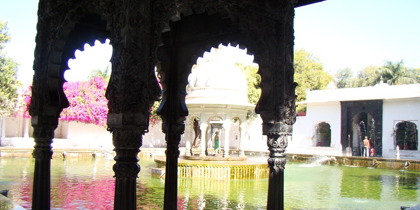Saheliyon Ki Bari features beautiful gardens, fountains, and intricate marble work, a famous place near Vintage Classic and Car Museum.