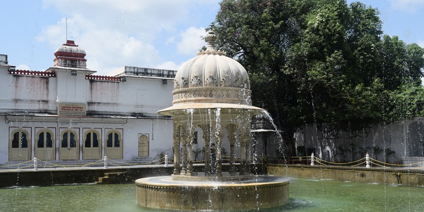 Saheliyon ki Bari is the best place to see in Udaipur in October, featuring lush gardens and decorative fountains.