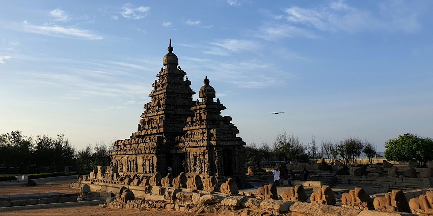 Image of the Sai Baba temple courtyard with the clear blue sky in the background