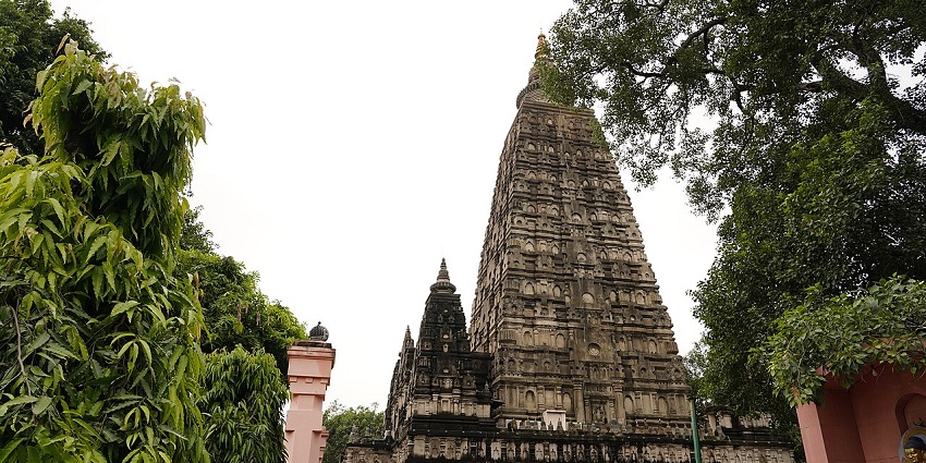 Sai Temple in Sonari with marble idol, landscaped courtyard, and multi-faith devotees offering prayers in tranquil setting, one of the best temples in Jamshedpur.
