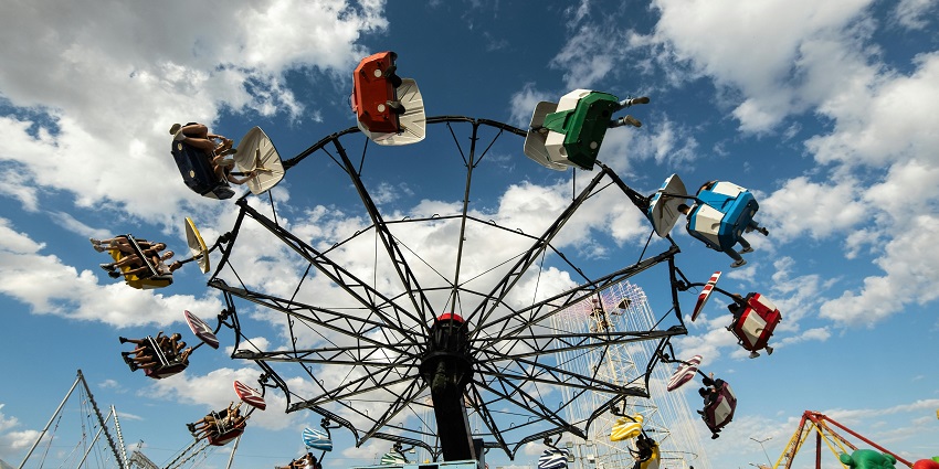 A Ferris wheel at an outdoor amusement park, Sair Sapata, one of the top places to visit in Bhopal for couples.