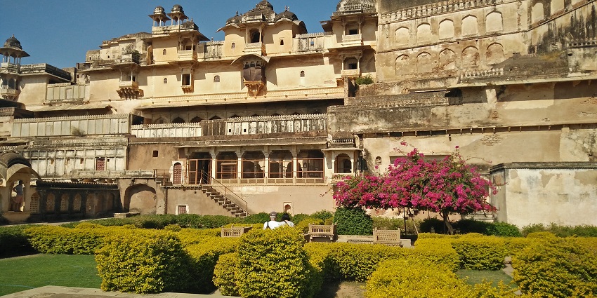 Huge Sajjangarh palace with a large yard, a famous place near Phulwari Ki Nal Sanctuary.