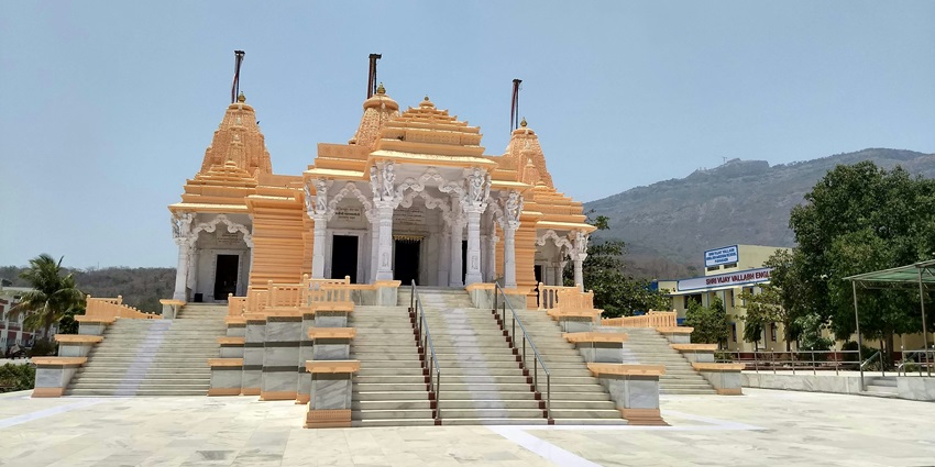 A glimpse of the iconic Sakshi Gopal Temple, an attraction near Sakshi Gopal Temple.