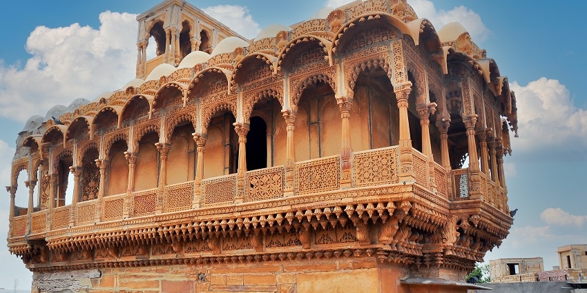 Salim Singh ki Haveli has a distinct architecture which is unusual than the rest