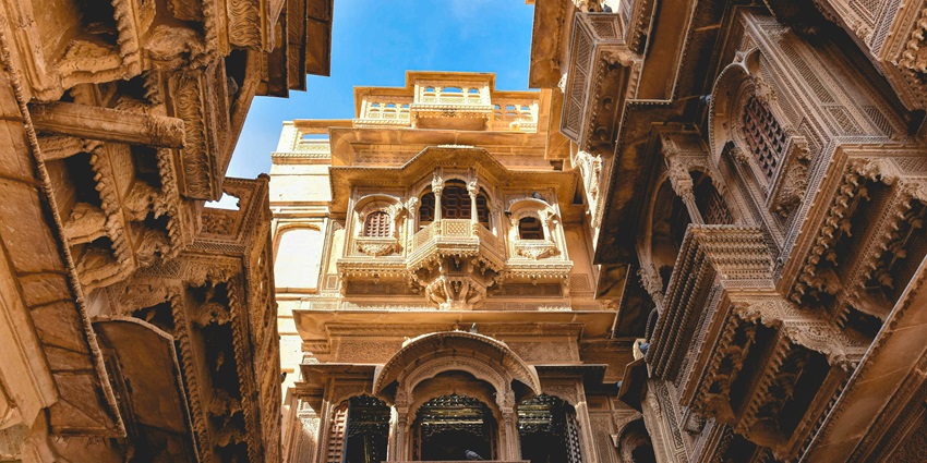 A breathtaking view of the inside of Salim Singh Ki Haveli featuring artistic designs.