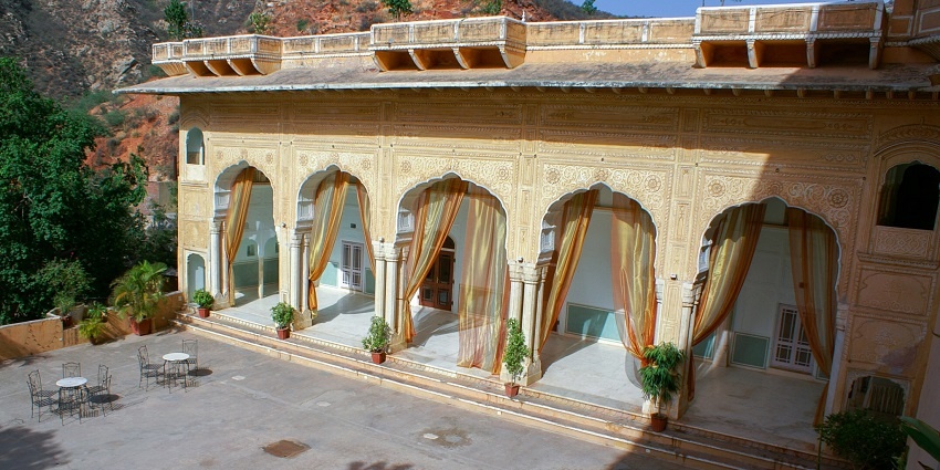 A view of the courtyard of Samode Palace, one of the top places to visit near Jaipur.