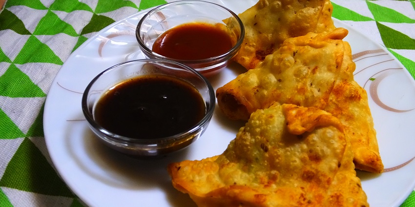 The best food in Pushkar is Crispy samosa with spiced chutney.