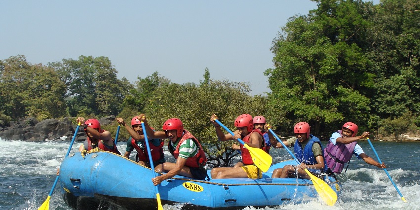 Enthralling banana boat ride in the waterpark as it steers through the waves.