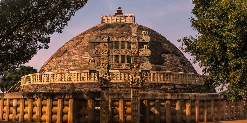 An image showing the magnificent Great Stupa at Sanchi, the best place near the temple.