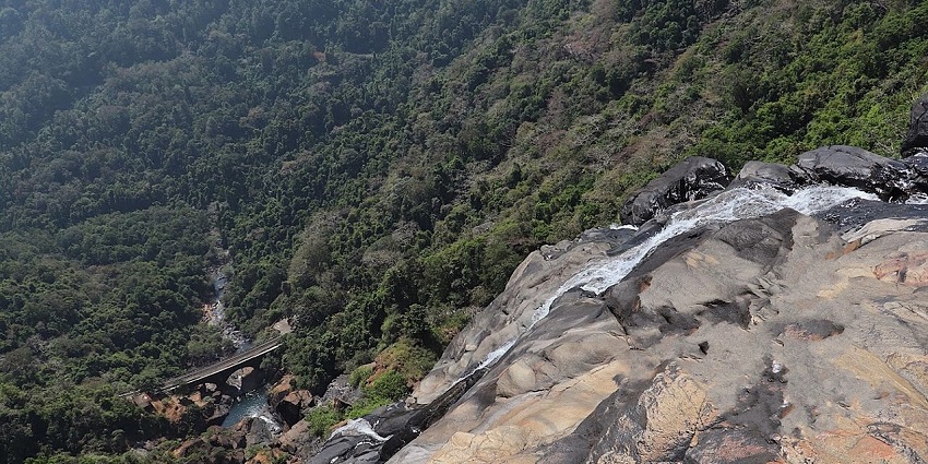 This place offers untouched and unmatched beauty passing through rocky terrains.