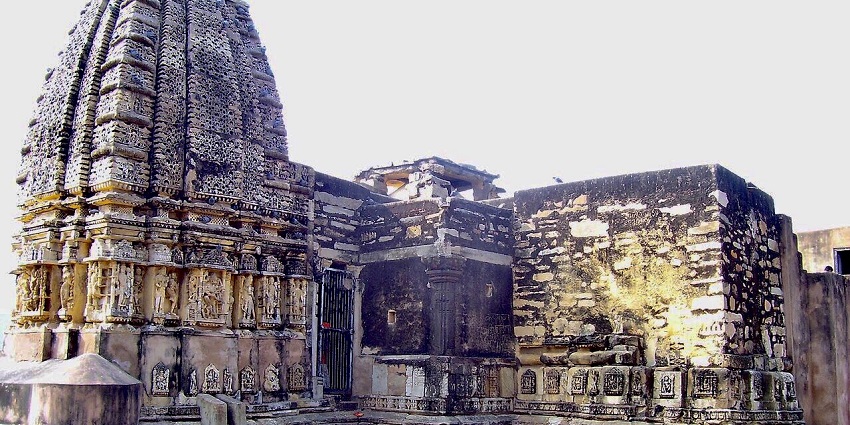 The photo of another Mahadev Temple taken near Kesar Bagh Wildlife Sanctuary.