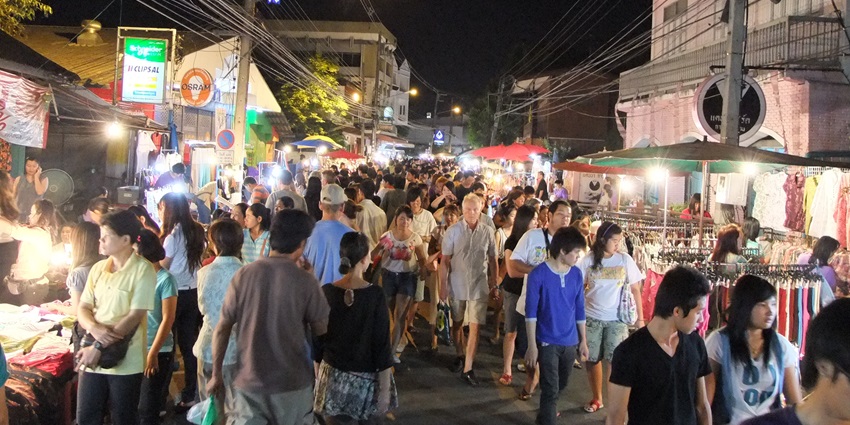 Saphan Pla Walking Market is a favourite among tourists travelling from different countries.