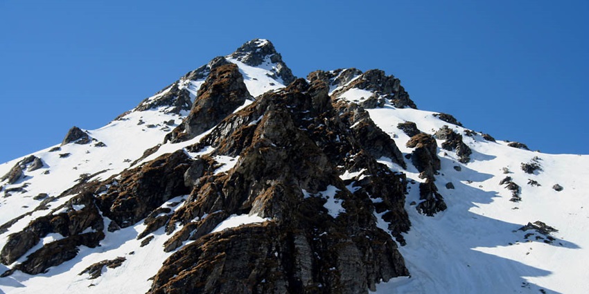 Trek to Sar Pass, a breathtaking route on the top 10 Manali trekking trails list