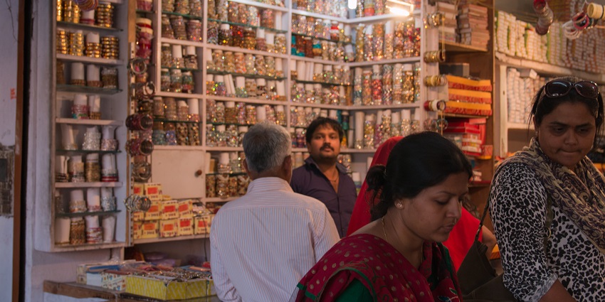 Sarafa Bazaar in Jodhpur offers unique gold, silver jewellery, and gemstones.