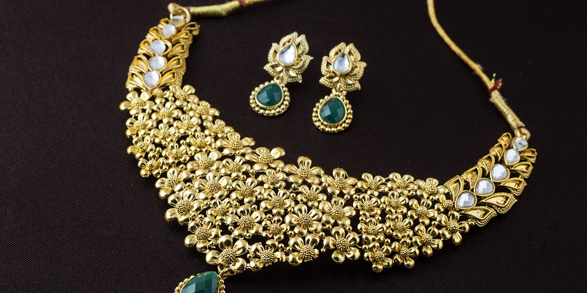 Saraogi Mansion Mall offers bridal wear, accessories, and jewellery for every budget.
