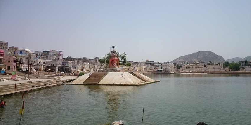Stunning view of Pushkar Brahma Saraswati Temple, a blend of spirituality and beauty