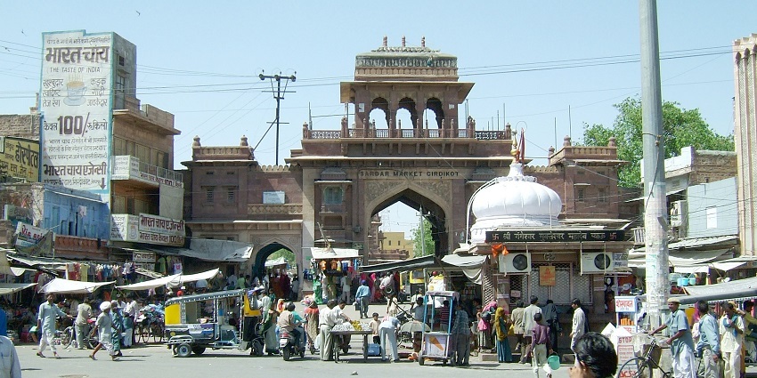 Shopping places in Jodhpur include Sardar Market offers textiles, jewellery, pottery, and treats.