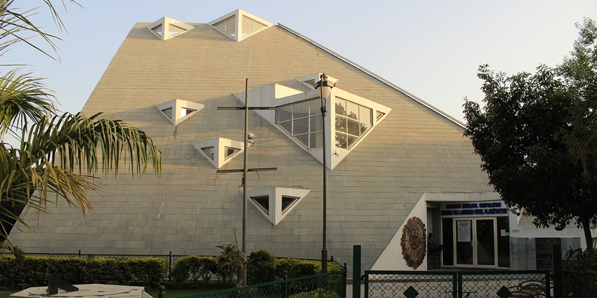 A glimpse of the iconic Planetarium is the best place for those fascinated by the universe.