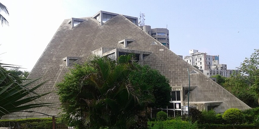 Sardar Patel Planetarium offers daily space shows, perfect for families and enthusiasts.