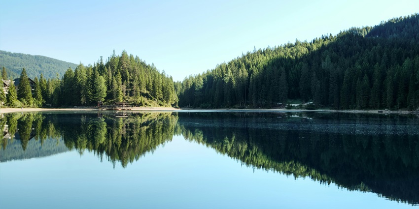 A beautiful and serene lake like the Sardar Samand Lake is a must-visit attraction.