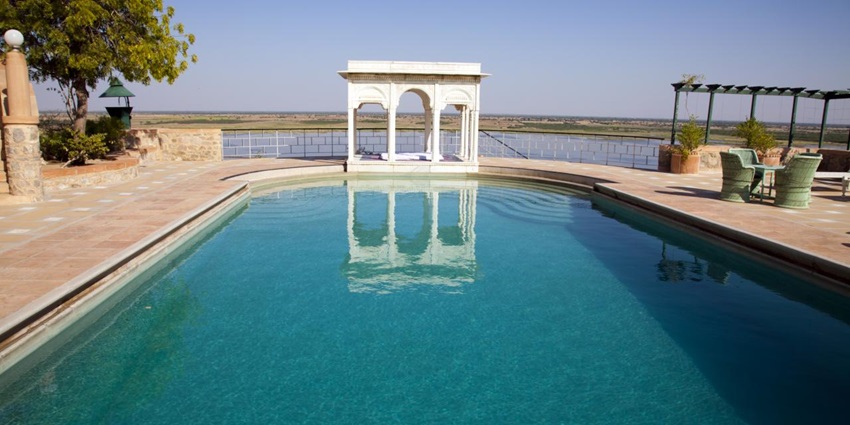 A view of Sardar Samand Palace - one of the places to visit near Jodhpur within 50 km.