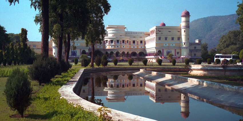 Sariska Palace, a former royal hunting lodge, is a popular place for Sariska trip.