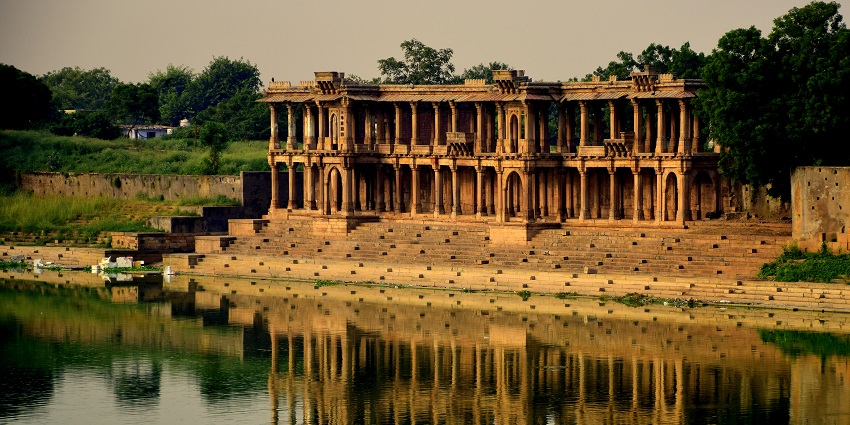 Sarkhej Roza is Ahmedabad’s old mosque that is next to a picturesque lake.