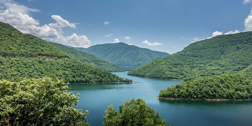 Saroda reservoir is a peaceful location, offering stunning views, perfect for picnics.