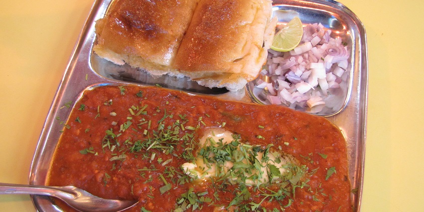 Sarojini market is a local favourite places to eat street food in Delhi as its a very busy shopping hub