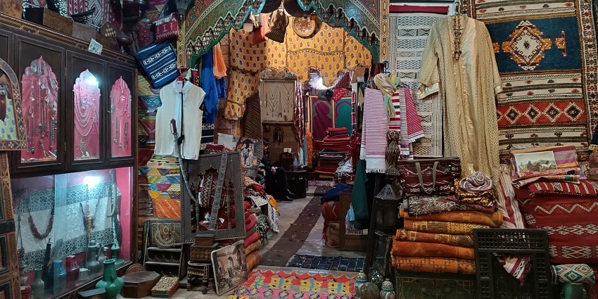 A glimpse of the famous Sarojini Nagar, one of the top places for shopping in New Delhi.
